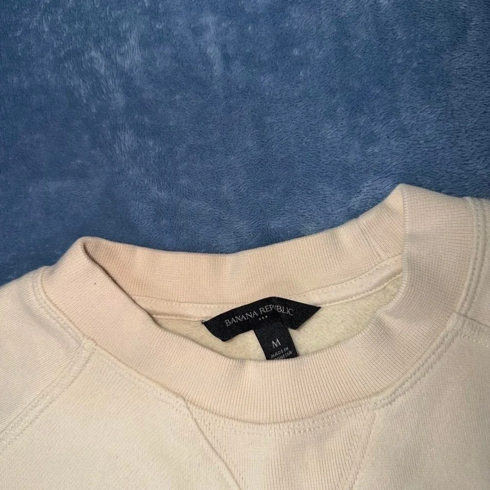 Banana Republic cream crewneck sweatshirt